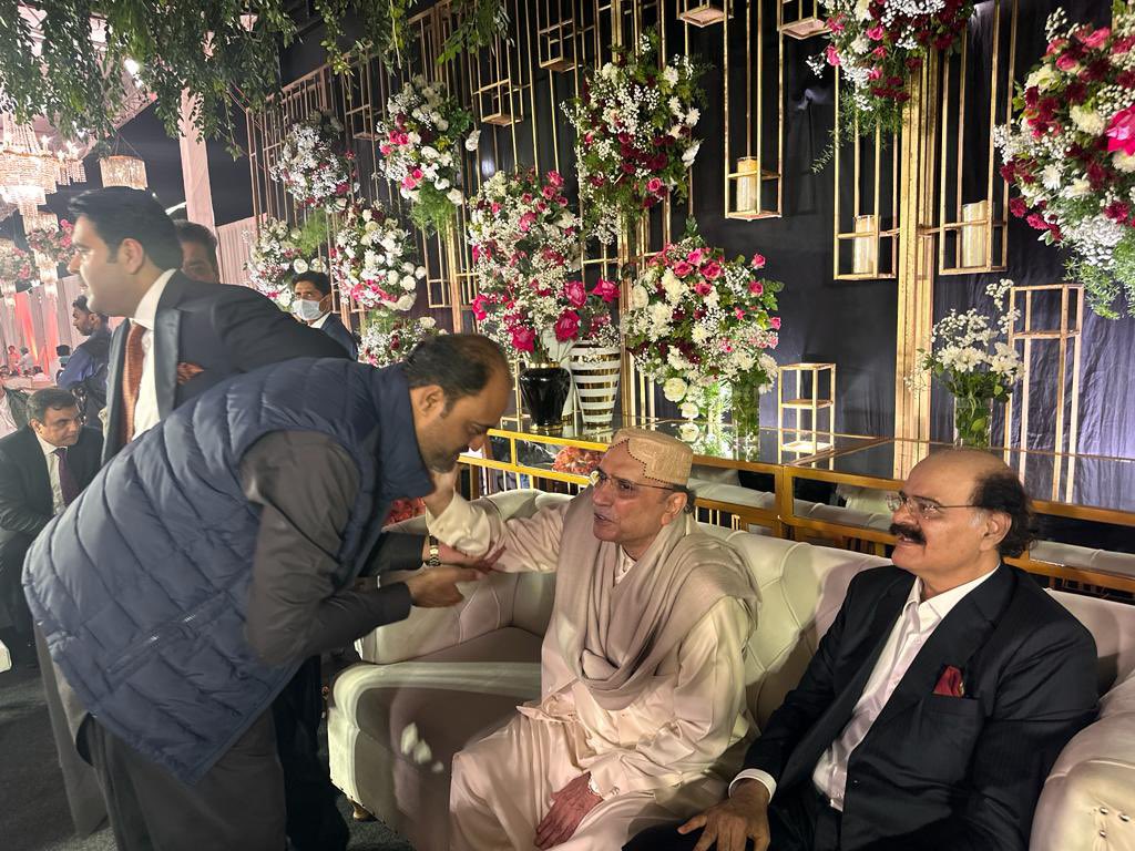 AbdulWaliBughio's tweet photo. ڈپٹی میئر کراچی سلمان عبداللہ مُراد کی سابقہ صدر پاکستان جناب آصف علی زرداری صاحب سے شادی کی تقریب میں ملاقات ۔۔۔ https://t.co/uD1454KncX