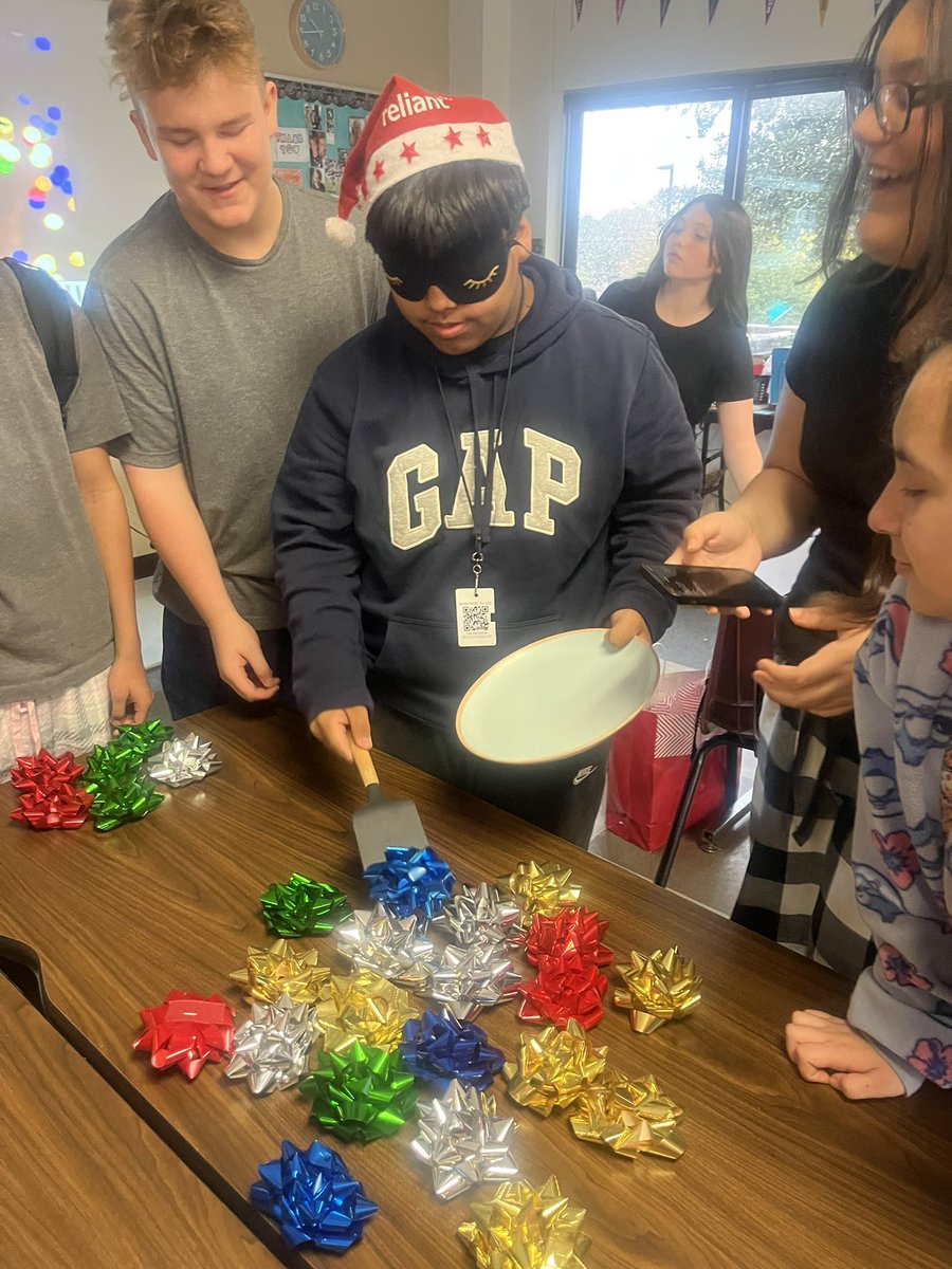 julz66's tweet image. Holiday fun at DeLay 🌲 🌟 @DeLayMS @drvicj @ashley_iwan