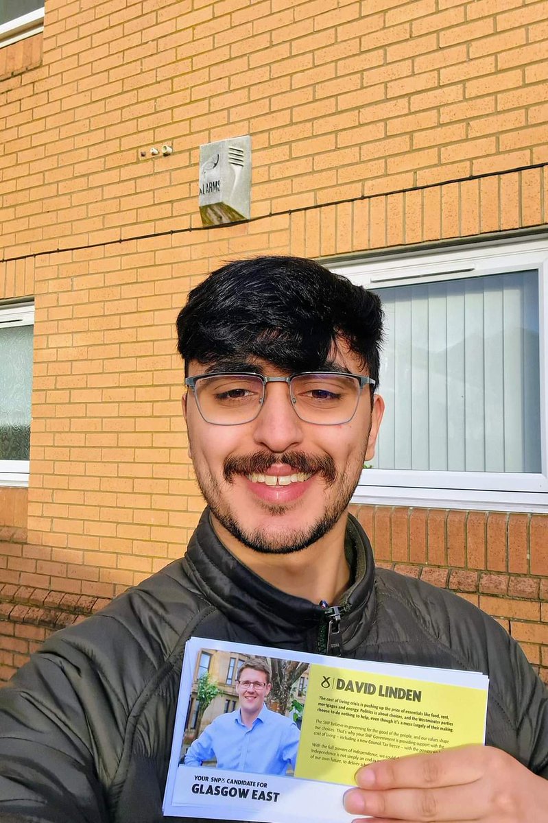 Leafletting for the SNP this morning in Glasgow. Scottish Independence offers us an opportunity to build a more prosperous future by taking control of our destiny, managing our resources, and cultivating a fairer, more just society. Let's work hard to build a stronger nation. 🏴󠁧󠁢󠁳󠁣󠁴󠁿