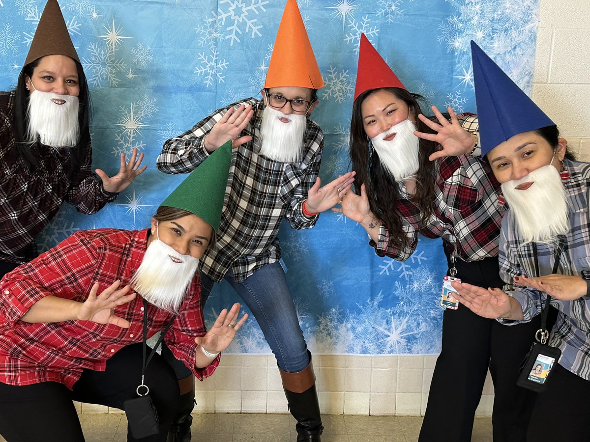 Happy Holidays from your OSS ESOL Gnomies! @LSagast_SupeR6 @marthamp268 @a_desesso @FCPS_OSS