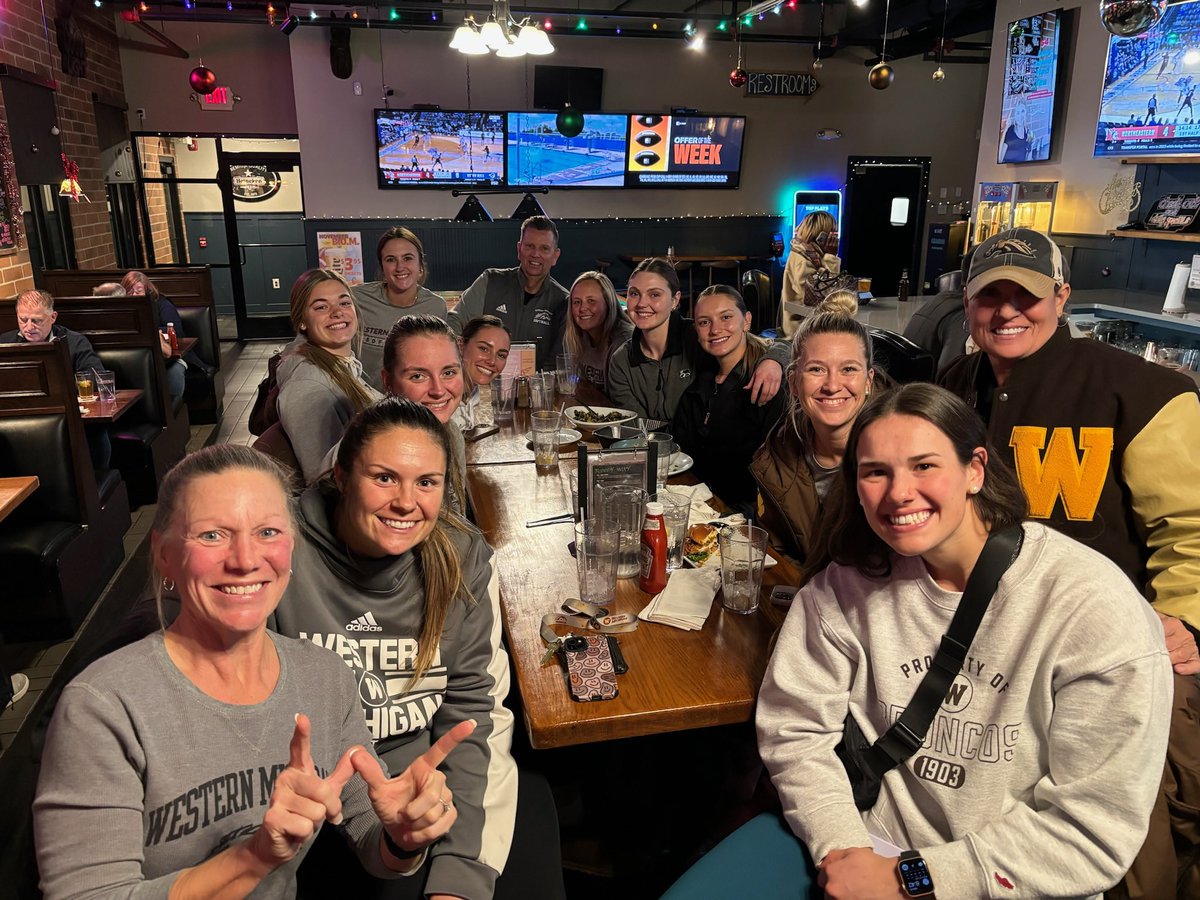WMUSoftball's tweet photo. What a fun way to wrap up the fall semester! 𝓓𝓲𝓷𝓷𝓮𝓻 with the seniors - and we saw a couple alumnae🍔🤩, 𝓫𝓸𝔀𝓵𝓲𝓷𝓰 with the juniors🎳❌, 𝓬𝓸𝓸𝓴𝓲𝓮 𝓭𝓮𝓬𝓸𝓻𝓪𝓽𝓲𝓷𝓰 &amp; 𝓶𝓸𝓿𝓲𝓮 with the sophomores🍪🎄, and 𝓫𝓻𝓮𝓪𝓴𝓯𝓪𝓼𝓽 with the freshmen🍳🥞 #BroncosReign https://t.co/wOZuULEHNP