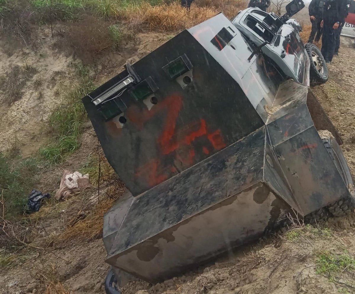 #SanFernando #Tamaulipas Después de persecución entre GE (Guardia Estatal) y DO (Delincuencia Organizada, se logra asegurar un blindado rotulado del grupo de los ZETAS