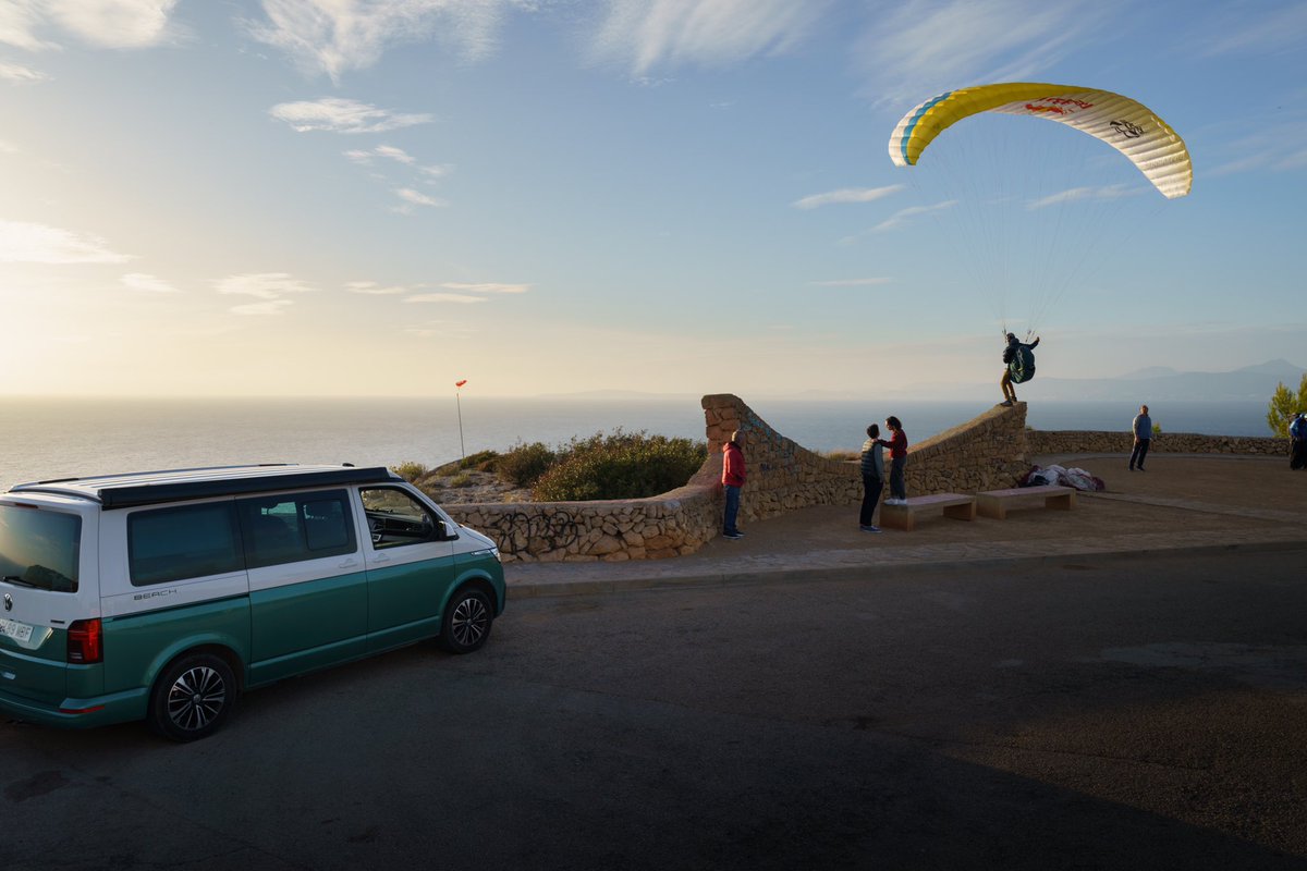 Just at home 🪂 

#VWCalifornia <a href="/VW_es/">Volkswagen España</a> 

📸 Benoit Delfosse