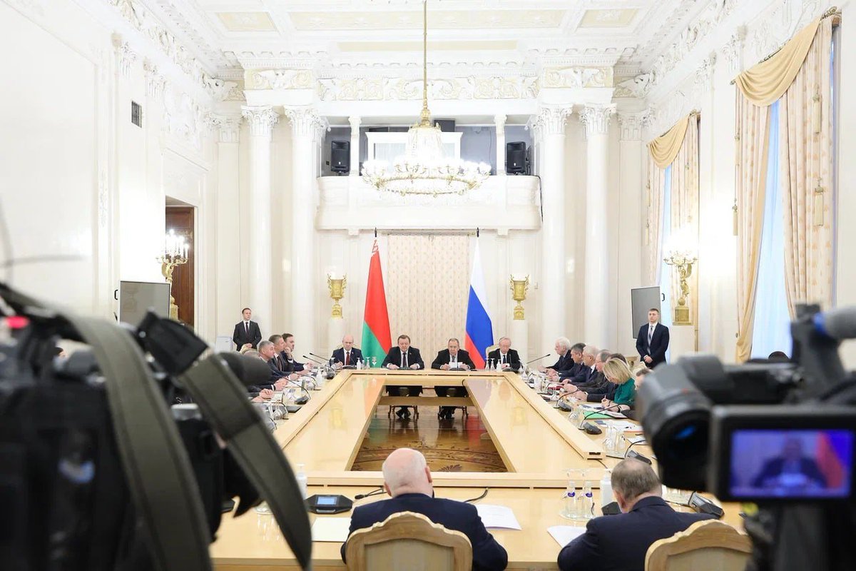🇷🇺🇧🇾 FM Sergey #Lavrov a meeting of the Collegiums of <a href="/mfa_russia/">MFA Russia 🇷🇺</a> and <a href="/BelarusMFA/">Belarus MFA 🇧🇾</a> (Moscow, December 15, 2023):

💬 The Republic of Belarus is our closest strategic partner and ally.

🔗 t.me/MFARussia/1854…

#RussiaBelarus