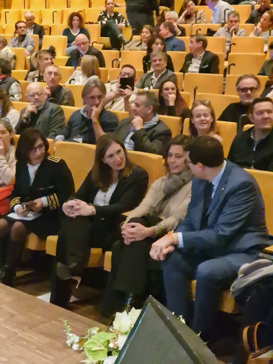BrosseAnthony's tweet photo. Aujourd’hui à Orléans, avec @CarolineJanvier, pour accueillir @CGrandjean_, venue rencontrer les directeurs des #CFA lors du congrès de la #FNADIR.
L'apprentissage est une valeur d'excellence avec comme objectif 1 million de nouveaux apprentis par an voulu par @EmmanuelMacron. https://t.co/ILXtXpwfvG