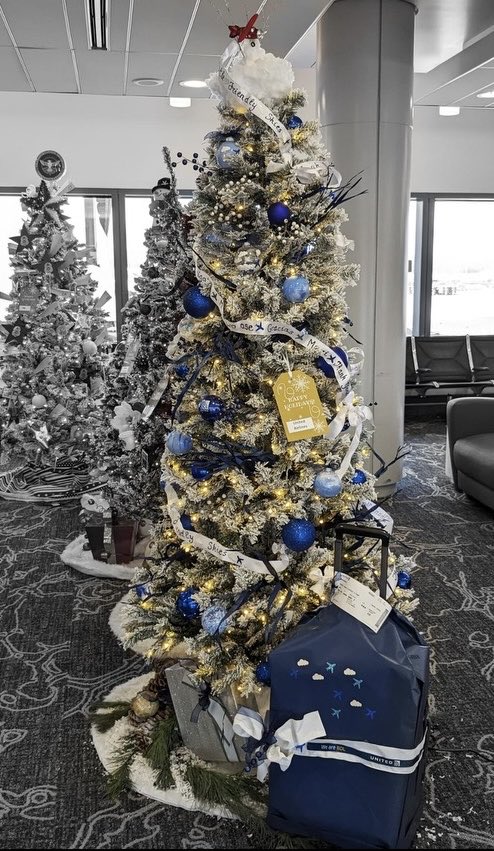 Team BDL participating in this years airport-wide Christmas tree decorating challenge 🎄Great job team BDL…I think we have a winner🙌🙌🙏🙏👍👍⁦@united⁩ ⁦@Jmass29Massey⁩ ⁦@jacquikey⁩