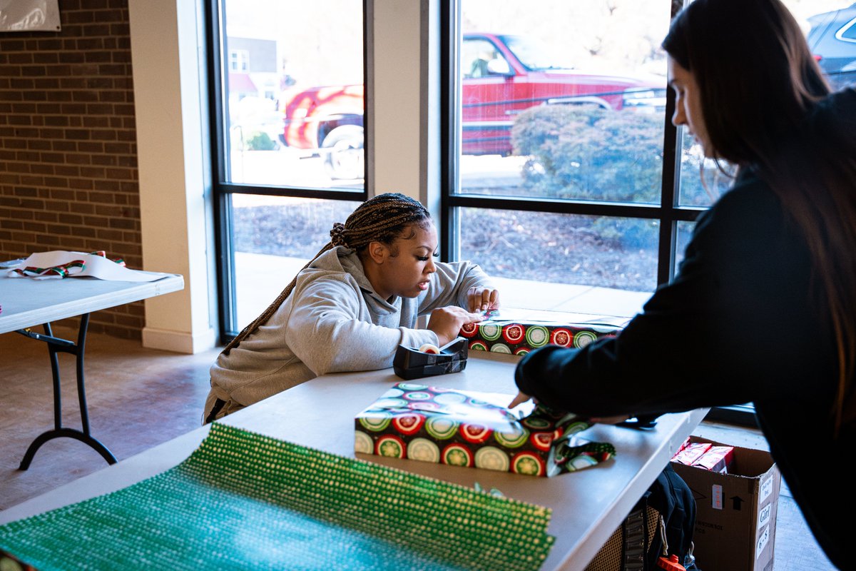 Always a great time spreading holiday cheer to the local community with Santa's Helpers 🎁

#ProHumanitate 🎩
