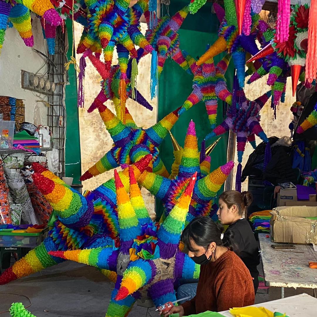#Acolman es conocido como la cuna de las piñatas 🪅, artesanía con tradición de más de 400 años. Uno de sus atractivos es el Ex Convento de San Agustín ⛪️. Del 14 al 17 de diciembre en este #PuebloConEncanto disfrutarás de la Feria Internacional de la Piñata 🪅