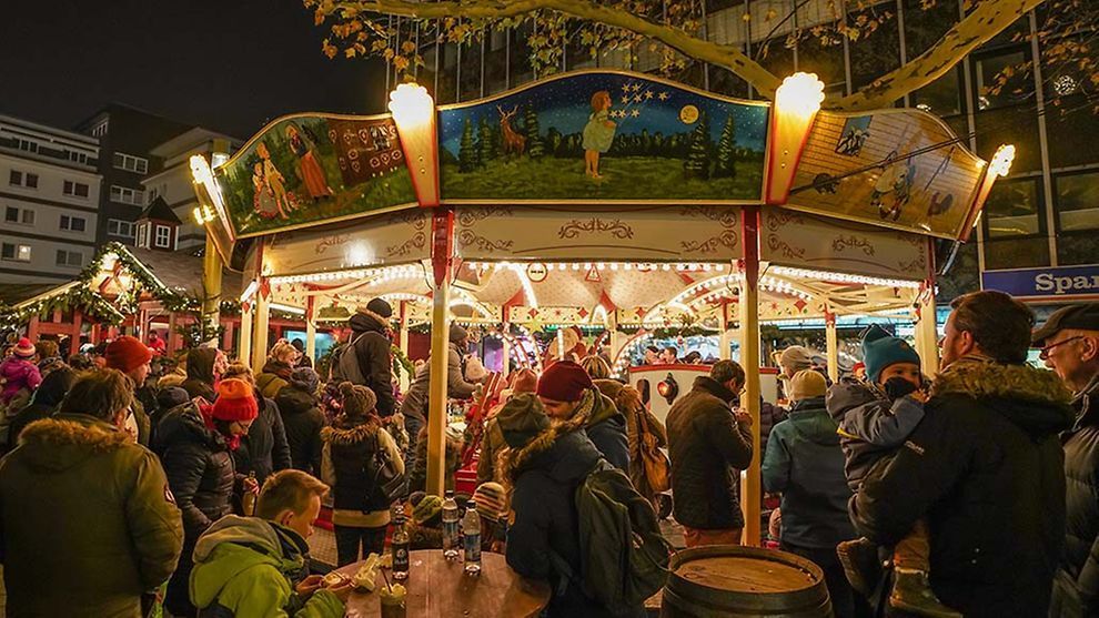 Ihr möchtet am Wochenende die Hamburger Weihnachtsmärkte besuchen? 🎄 Wie wäre es zum Beispiel mit dem Weihnachtsmarkt in der #Osterstraße! Im Herzen Eimsbüttels wird hier eine Menge Programm für Groß und Klein geboten: buff.ly/34jn0ji #hamburg Bild: Marek Santen