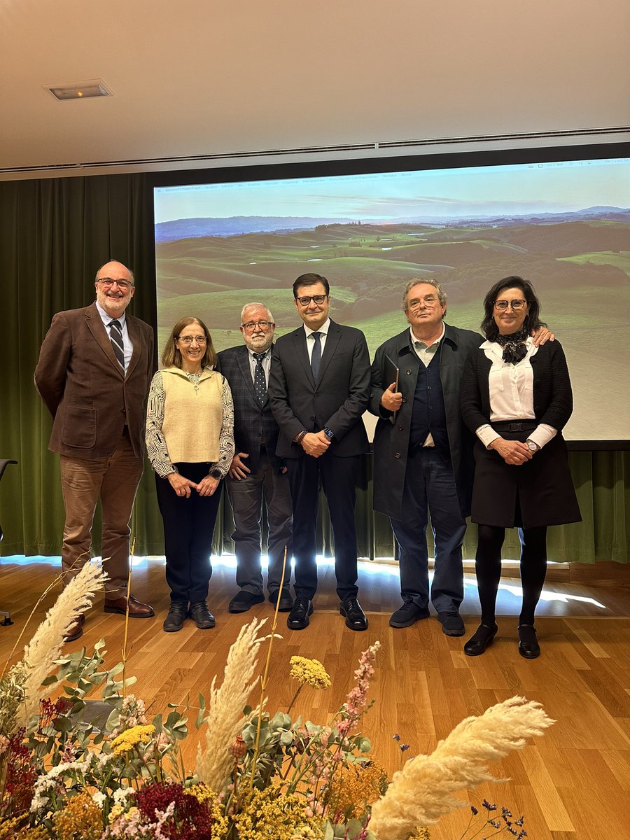 Hoy ha sido un día muy especial. Después de años de trabajo y esfuerzo, finalmente Catedrático. Todo un honor. 
Muchas gracias a tod@s mis amig@s, compañer@s y especialmente a mi familia. 🧫🧬🧪🔬<a href="/IMIBIC/">IMIBIC</a> <a href="/Univcordoba/">Universidad Córdoba</a>