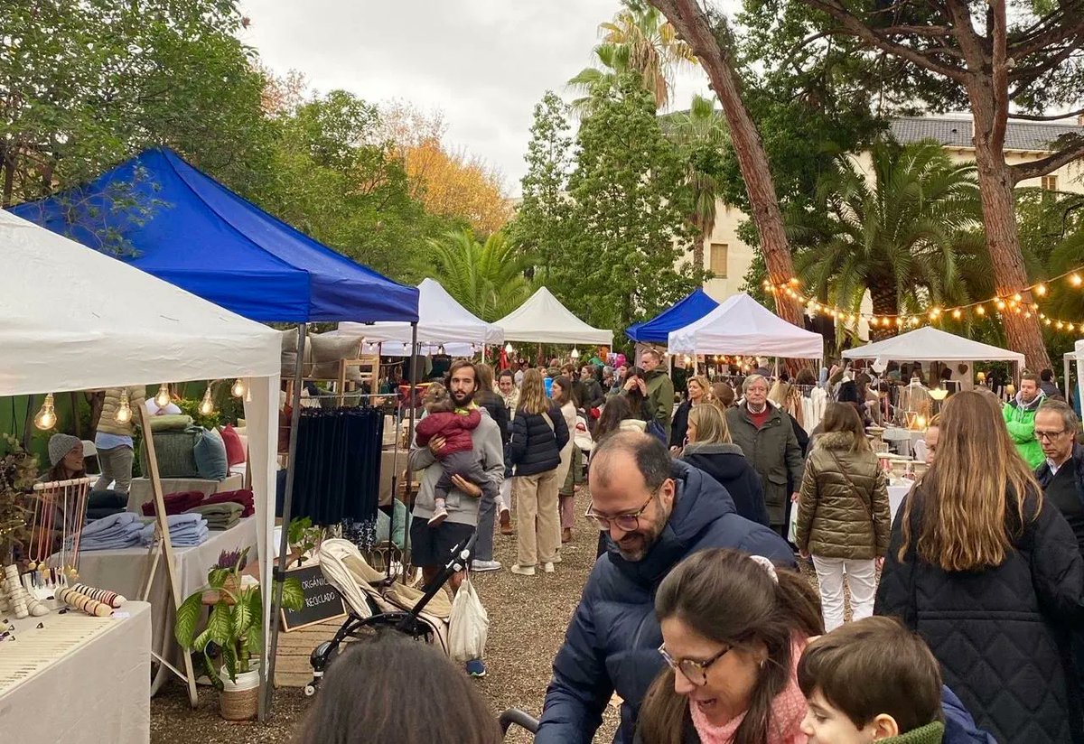 El barri de les Tres Torres celebra aquest dissabte i diumenge el mercat nadalenc que l'any passat va acollir 4.000 persones en un sol dia

Organitza l'acte l'<a href="/AAVVTresTorres/">Associació de Veïns de Les Tres Torres</a> que ha convidat el Pare Noel i el Màgic Andreu, entre altres propostes 

diarieljardi.cat/les-tres-torre…