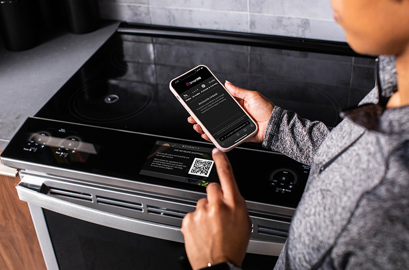 Kroger and GE Appliances have introduced a feature for select WiFi-connected wall ovens and ranges that allow customers to view recipes and shop for ingredients via the appliances' LCD screens. #theshelbyreport #smartappliances #wifioven #technology theshelbyreport.com/2023/12/14/kro…