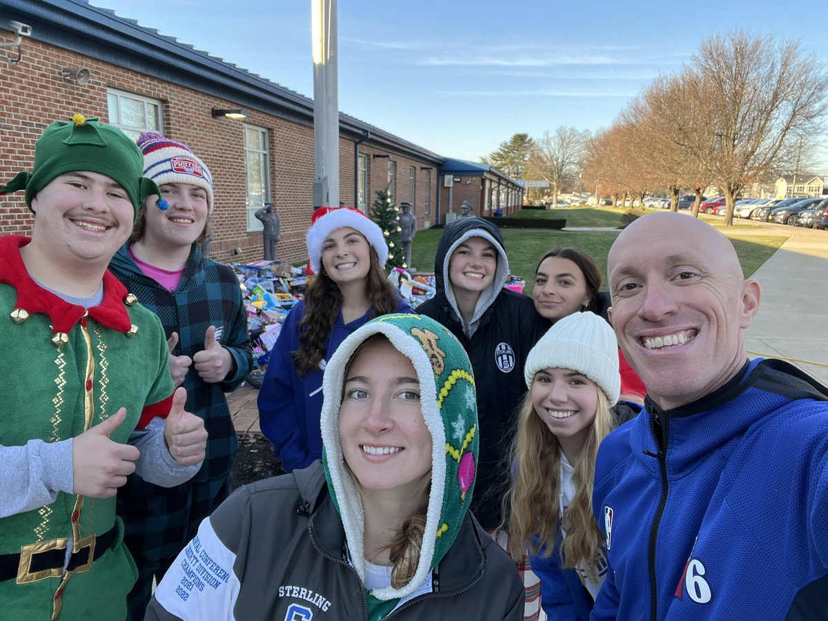 CREW OF THE YEAR FT THE ONE AND ONLY NIKKI TROILO, WE’RE HERE UNTIL 4 OCLOCK… bring your toys! 

Current toy count for the 2 o’clock hour: 1239