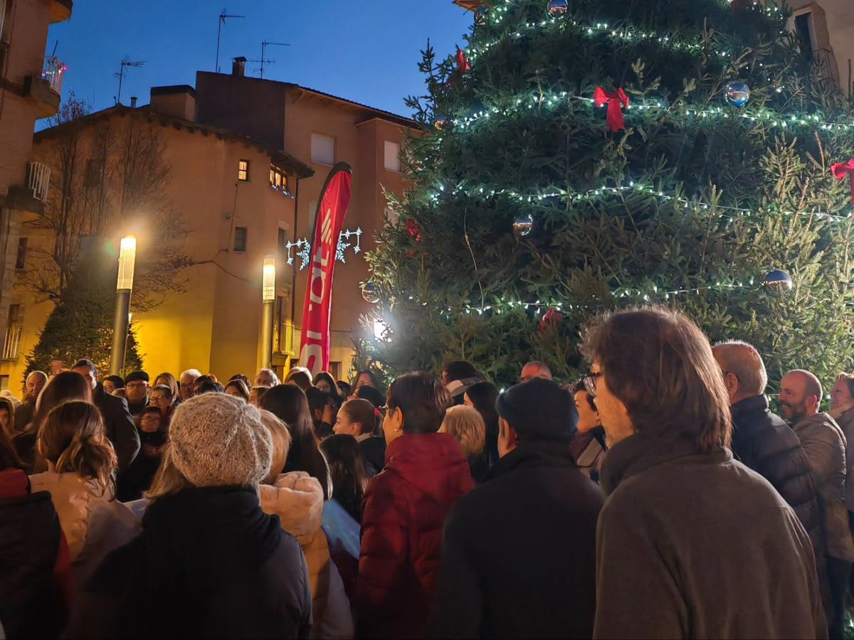 Moltes gràcies a tothom que ha vingut a fer pinya i a <a href="/veusalegres/">CoralVeusAlegres</a> i <a href="/CorLutiana/">Cor Lutiana</a> per cantar en directe al concurs de Planta Baixa sobre el millor arbre de Catalunya. Hem estat finalistes entre sis municipis i és un arbre d'arbres únic i espectacular

Felicitats, <a href="/AjVilada/">Ajuntament de Vilada</a>!