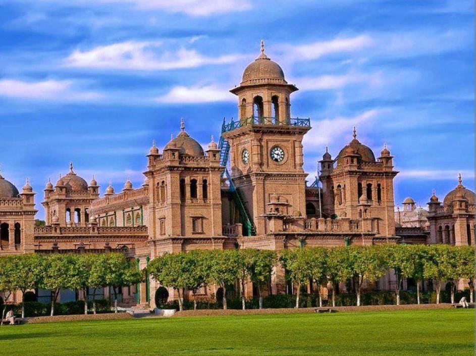 AkMashal's tweet image. میں نے اپنی لاء کی ڈگری اسلامیہ کالج پشاور سے لی ہے جس کی 110  سالہ تاریخ ہے ، جس کو قائداعظم نے اپنے وصیت میں وراثت کا تیسرا حصہ دِیا ہے۔ میں وہاں کی سٹوڈنٹ یونین کی 3 مرتبہ صدر رہ چکی ہوں۔
اب کوئی 1000 روپے کے نوٹ کی تصویر کا پچھلا سائیڈ دیکھ لے یہ ہے اسلامیہ کالج 🔥