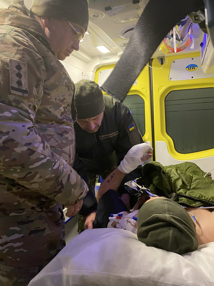 Hier in het Centraal Station in Kyiv komt drie keer per week een trein aan met gewonden vh front. Velen van hen hebben amputatie ondergaan. Van hieruit gaan ze naar ziekenhuizen in de stad, die overvol liggen. De vergeten oorlog.