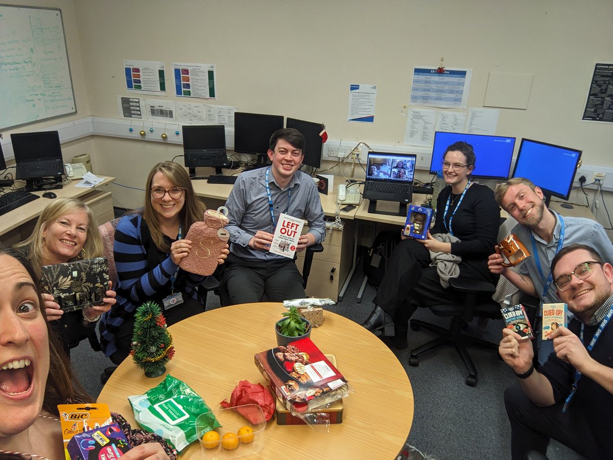 A lovely secret Santa with the best team 🌲🎉 @enherts #NHSComms @SarahaSimmons88 @ChrisFromComms @JennyGodwin12 @PetersonComms @EdNewey654 @elise_mhc @TurleyAlice and Claire and Ryan