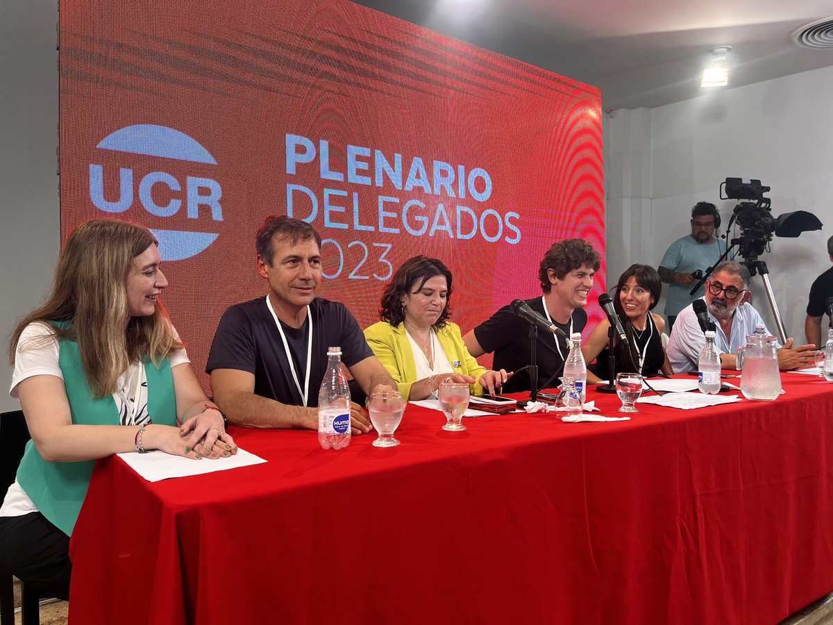 Felicitaciones <a href="/GugaLusto/">Martín Lousteau</a> por ser elegido como Presidente de la <a href="/UCRNacional/">Unión Cívica Radical</a> y a toda la nueva conducción, especialmente a <a href="/danyatavela77/">Danya Tavela</a> que conozco sobre su trabajo y convicción. Trabajaremos todos juntos para seguir transformando a la UCR  🇮🇩