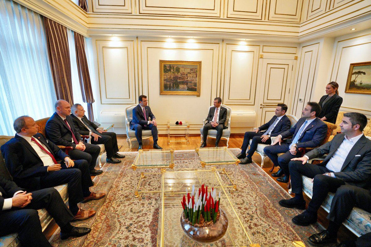 CHP’DE KOLTUK KRİZİ…

ÖZGÜR ÖZEL TEKLİ KOLTUK İSTEDİ…

EKREM KABUL ETMEDİ…

EŞBAŞKANLIK GEREĞİ YANYANA OTURDULAR…
YİNE EKREM KAZANDI…

ÖZGÜR’ÜN TİPİ TİP’LİĞİ TESCİL EDİLDİ…