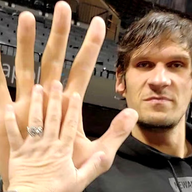 CHOQUEI on X: 🚨VEJA: Homem com mão gigante viraliza e faz cartas de  baralho parecerem miniaturas. Boban Marjanovic tem 2,24m de altura e é um  dos jogadores de basquete mais alto da