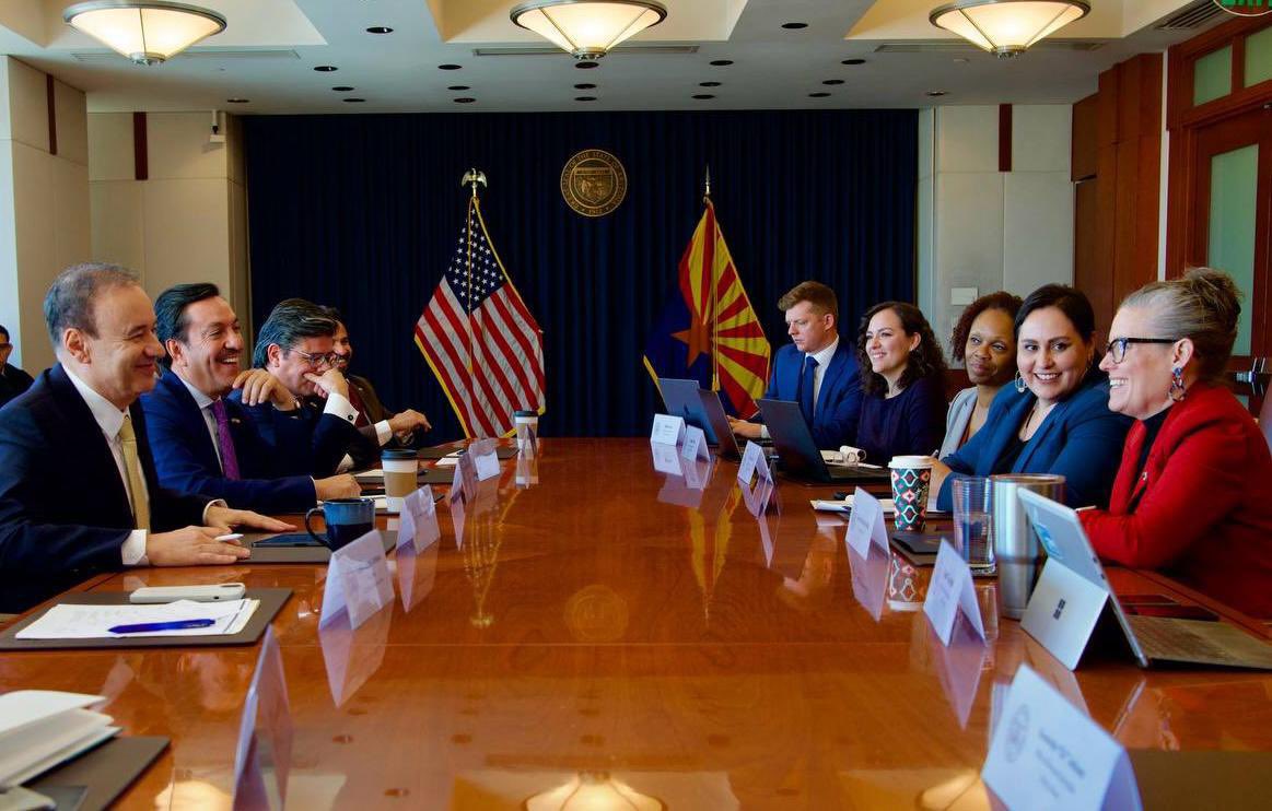 Alfonso Durazo (@alfonsodurazo) on Twitter photo En reunión con <a href="/katiehobbs/">Katie Hobbs</a>, gobernadora de Arizona, acordamos coordinar esfuerzos entre ambos gobiernos para agilizar la reapertura del puerto fronterizo Lukeville-Sonoyta.
Nos mantenemos en el compromiso de siempre estrechar lazos de comunicación y cooperación en beneficio de En reunión con <a href="/katiehobbs/">Katie Hobbs</a>, gobernadora de Arizona, acordamos coordinar esfuerzos entre ambos gobiernos para agilizar la reapertura del puerto fronterizo Lukeville-Sonoyta.
Nos mantenemos en el compromiso de siempre estrechar lazos de comunicación y cooperación en beneficio de