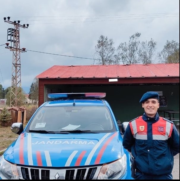 Bolu'da iki otomobilin çarpışması sonucu meydana gelen trafik kazasında ağır yaralanan Uzman Çavuş Musab Haciömer Elmas Şehit oldu. Kederli ailesine, milletimize sabır ve başsağlığı diliyorum. Mekanı Cennet olsun. 🇹🇷