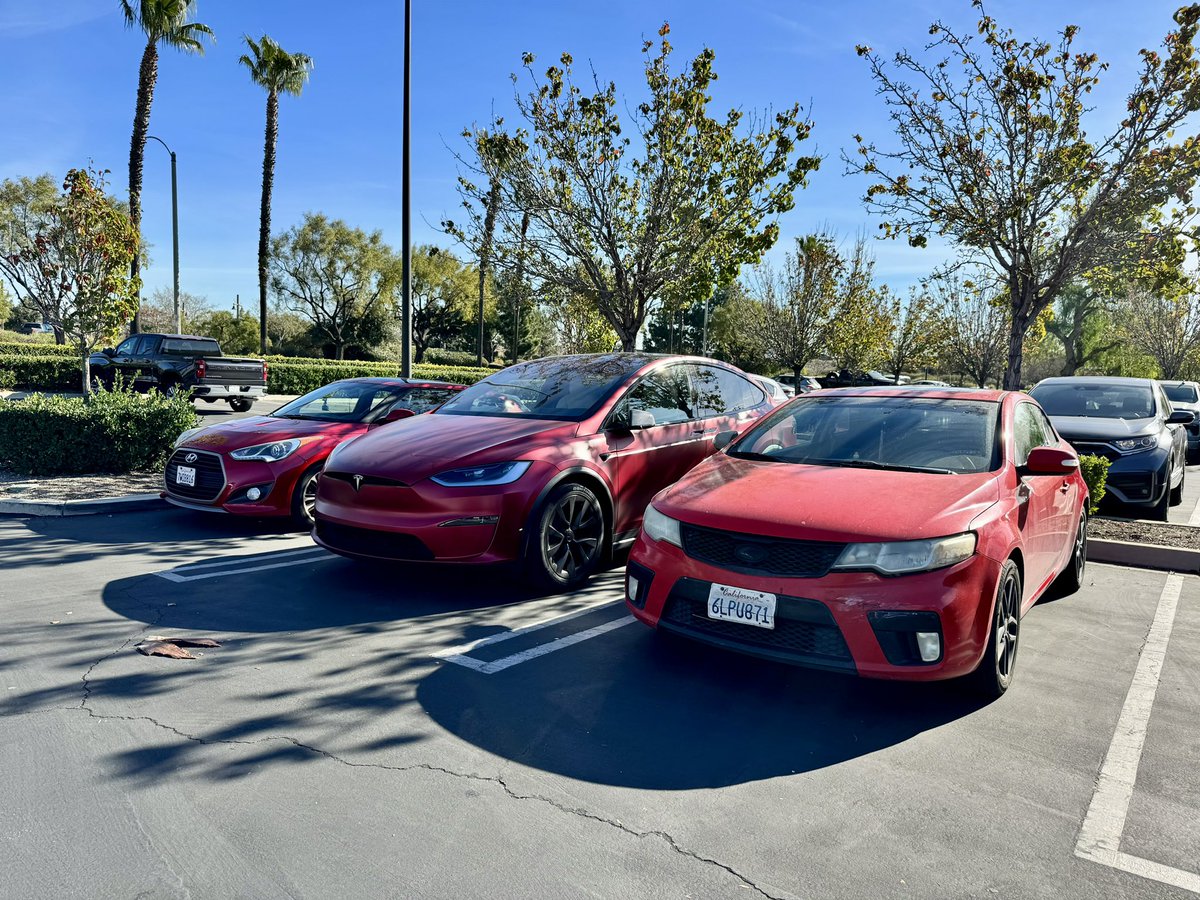 sherwinmdev's tweet image. I sometimes park next to cars that is the same color 🚘 

#tesla #teslamodelx #modelxplaid #teslaplaid #ultrared