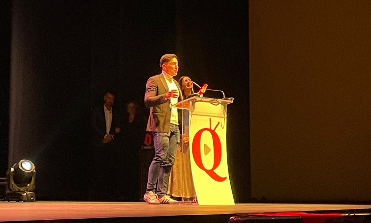 🏆📺 MEJOR PROGRAMA DE À PUNT de los VII #PremiosAquíTV: 
⭐️ <a href="/zoomAPunt/">ZOOM À Punt</a> ⭐️ <a href="/apunt_media/">À Punt</a>
Recogen el premio <a href="/BernarGM/">BĒRNAR</a> y <a href="/RaquelAlapont/">Raquel Alapont</a>. 

Entrega el galardón <a href="/AmparoFolgado/">Amparo Folgado Tonda</a> de <a href="/Aj_Torrent/">Ajuntament de Torrent</a>

Sigue la gala en directo 👇aquitelevision.com