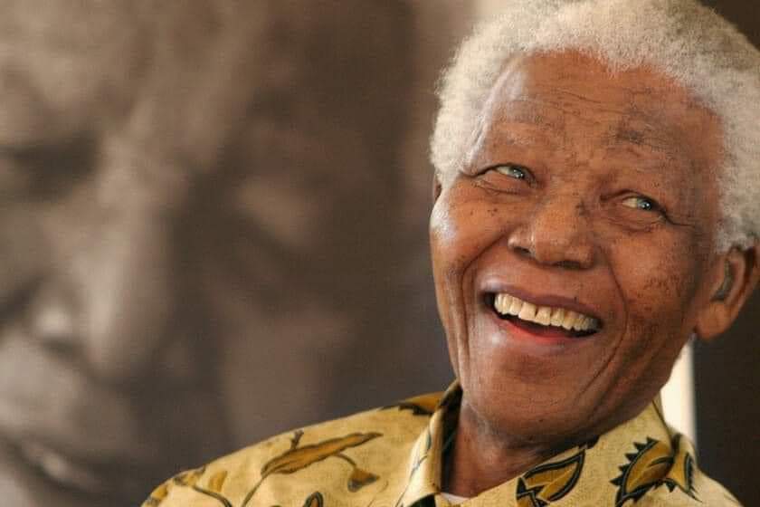 A propósito del nivel de nuestros políticos, esta anécdota de Mandela resulta notable. 

"Después de convertirme en presidente, le pedí a algunos miembros de mi protección cercana que pasearan conmigo en la ciudad para almorzar en un restaurante".

Nos sentamos en uno de los