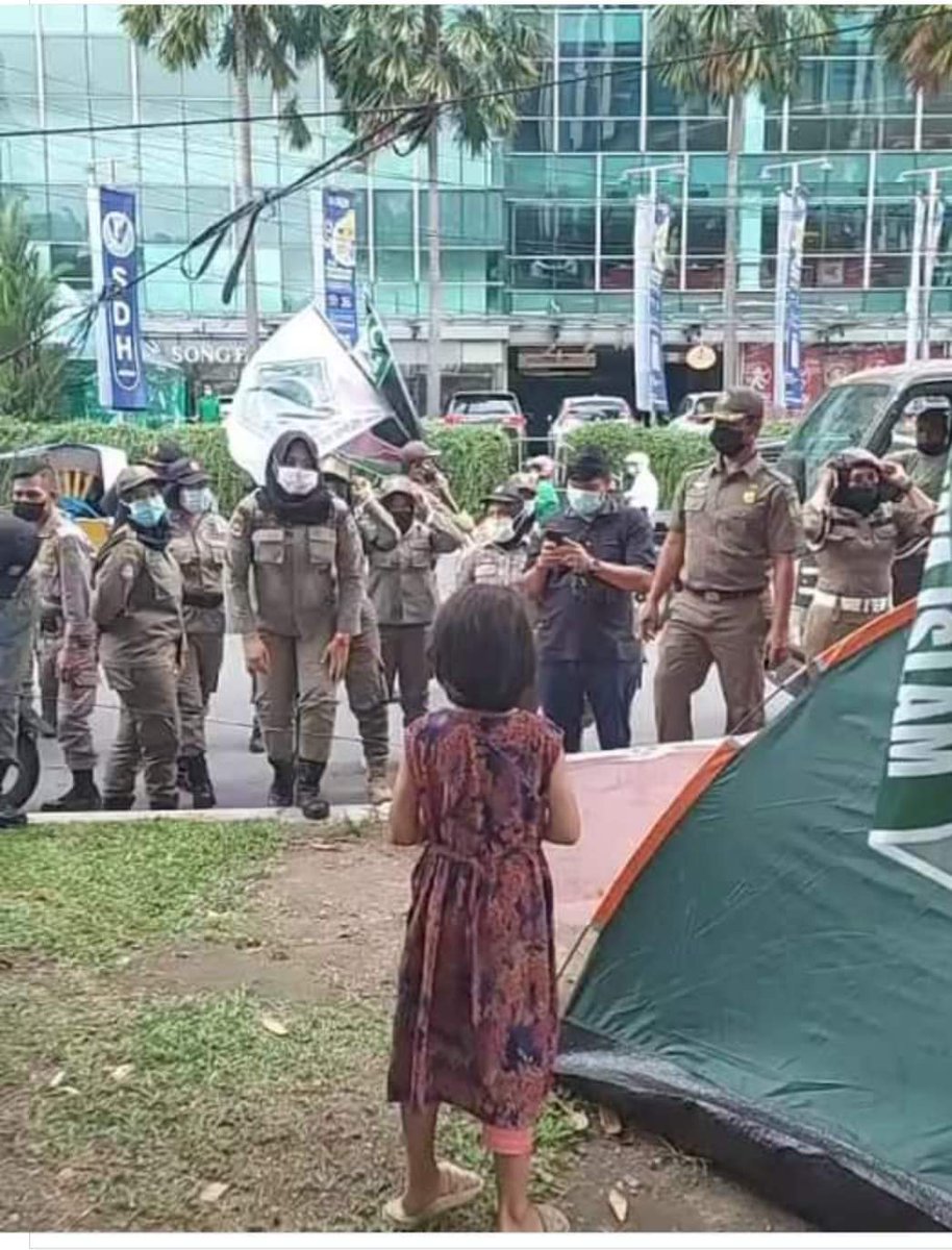 از دیدن این تصویر  تنم لرزید  
کودک معصوم پناهجوی افغانستانی هنگام هجوم نیروهای امنیتی به خیمه های تحصن شان در شهر میدان مات و مبهوت مانده که فقط نگاه می کند  .
#RescueRefugees11YearsIndonesia