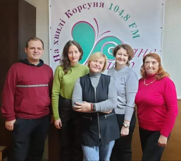 Despite the ongoing war, 'Na hvyli Korsunya' radio from Cherkasy remains dedicated 24/7. The team, unchanged for years, and volunteers continue to deliver informative programs. Director Galina Dobrovolska appreciates their unwavering commitment. #RadioResilience #UkraineWar