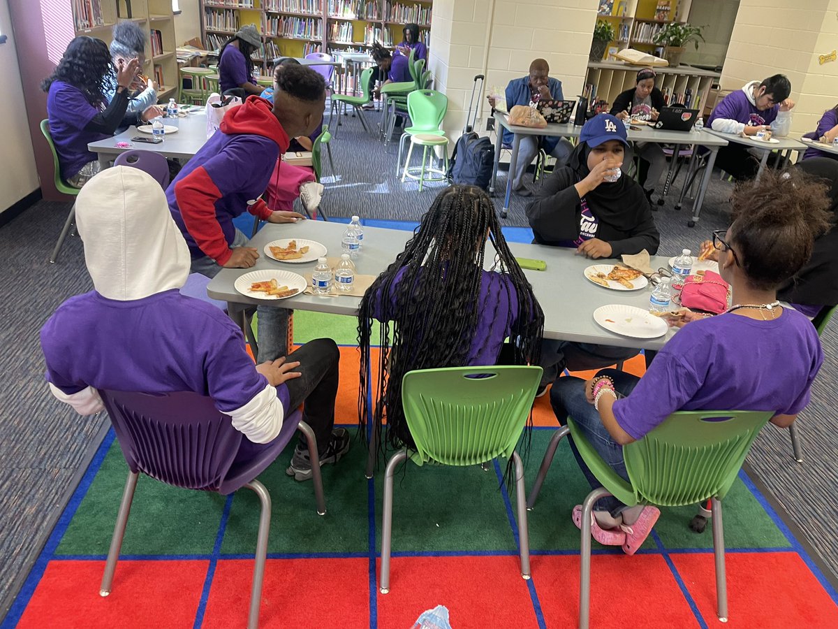 Last Friday, we had the opportunity to host students from our feeder HS <a href="/TricitiesFCS/">Bull Dog</a> They came &amp;worked with students. Thank you @LettMeLeadTC @educatorLocke for organizing Finding Favors! Everyone had a great time <a href="/DrTamaraCandis/">Dr. Tamara Candis</a> <a href="/kellymastro/">Kelly Mastronardi</a> #wherethemagichappens