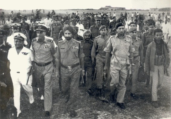The temporary halt in air operations till 0900 hrs on 16 Dec 71 was extended to 1500 hrs on request of the Pak Army which wanted time to inform it's troops & arrange a surrender ceremony. This extension meant that the day's first air strike had to be recalled.

#1971War…