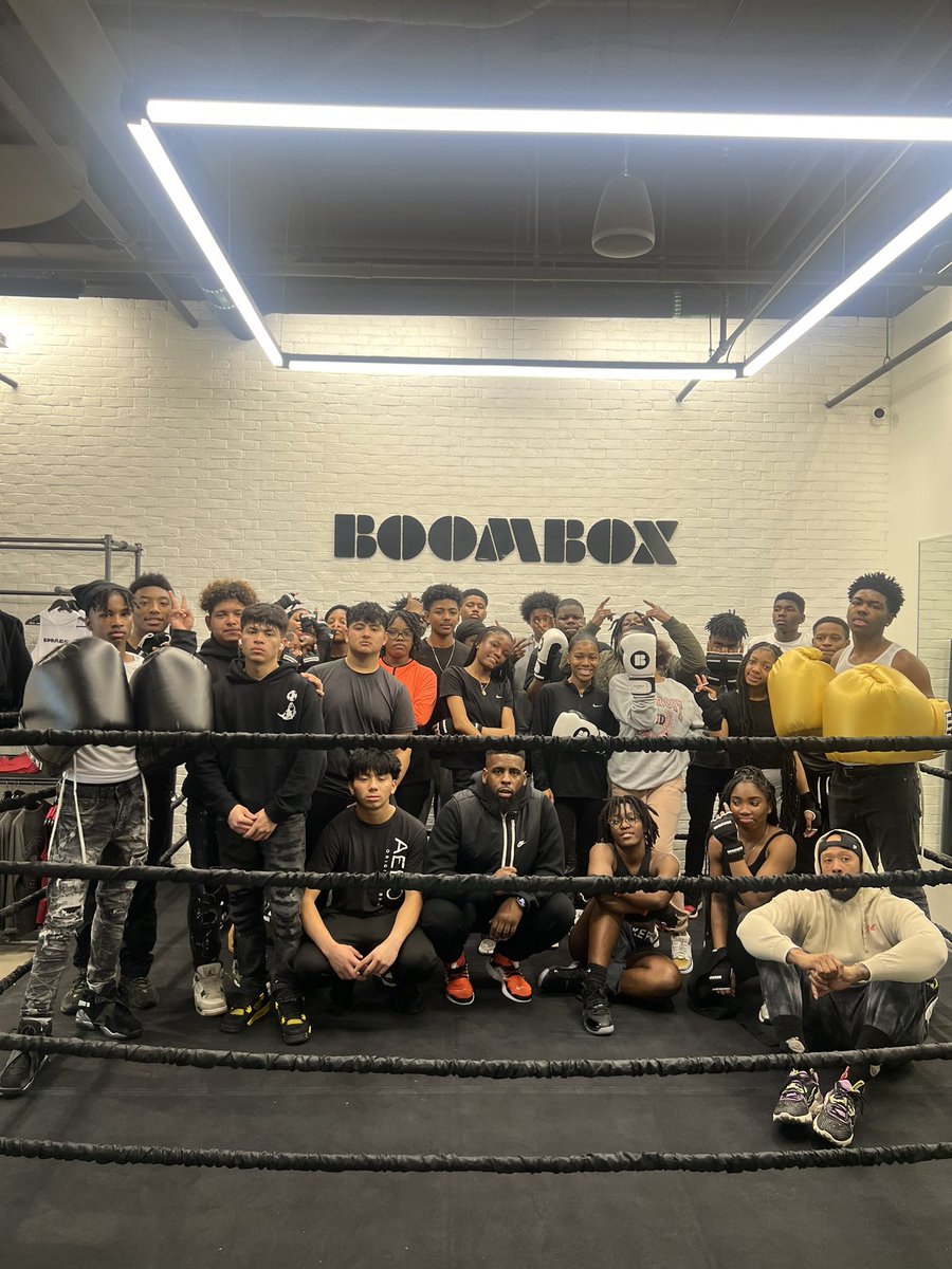 BroadwayClark's tweet image. Took a trip a trip up to BoomBox BoxingClub today……and these youngins put in the work! 

S/o to @FitnessTheory for hosting us now for the 4th time and more than excited to keep this annual trip going! 
@DunbarHSDC 

#stayprime #itstakesavillage #weworkforkids #everydayatdunbar