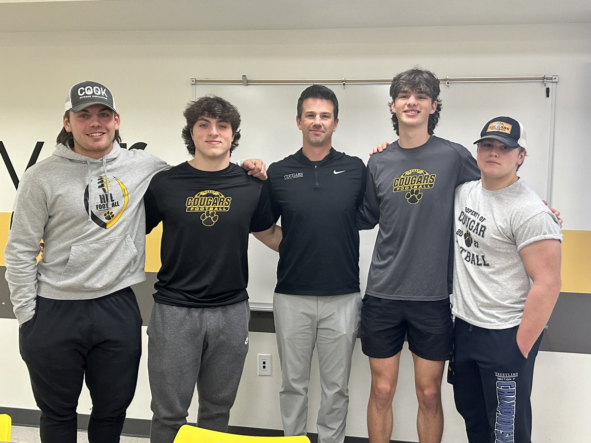 Great leadership from our varsity football players!! <a href="/HFLfball/">John Russ</a> #WEareHFL