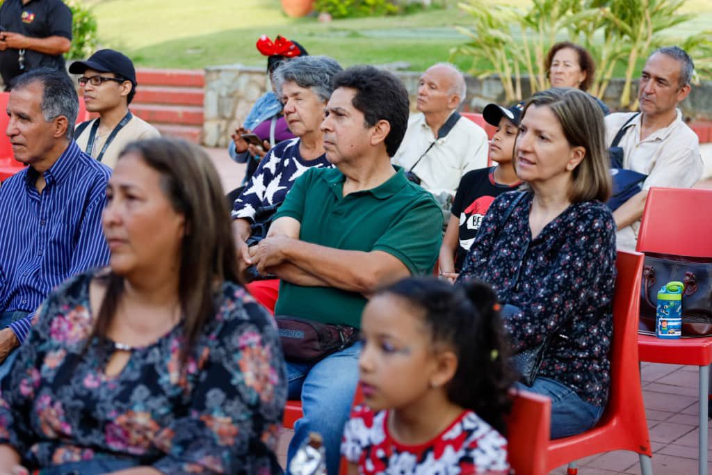 Hermoso concierto navideño de Aurita Uribarrí en La Casona Cultural Aquiles Nazoa, con canciones de Otilio Galíndez, y la participación especial del cantor argentino Yoel Hernández Quintero.

#Caracas
#Venezuela
#15Dic
