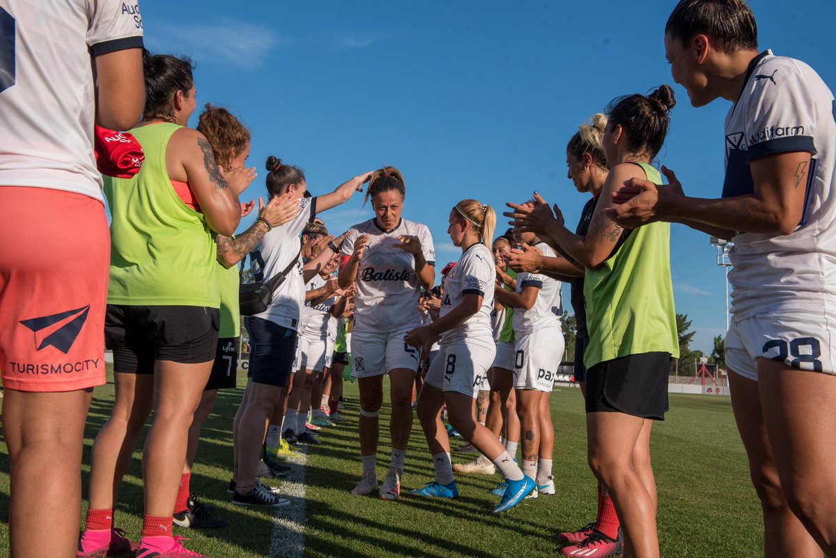 La primera despedida del fútbol femenino: en #Independiente ✅️ Diana Britez dejó de la actividad profesional rodeada de compañeras, exjugadoras y amigos ¡Que venga lo mejor! #TodoRojo 🔴