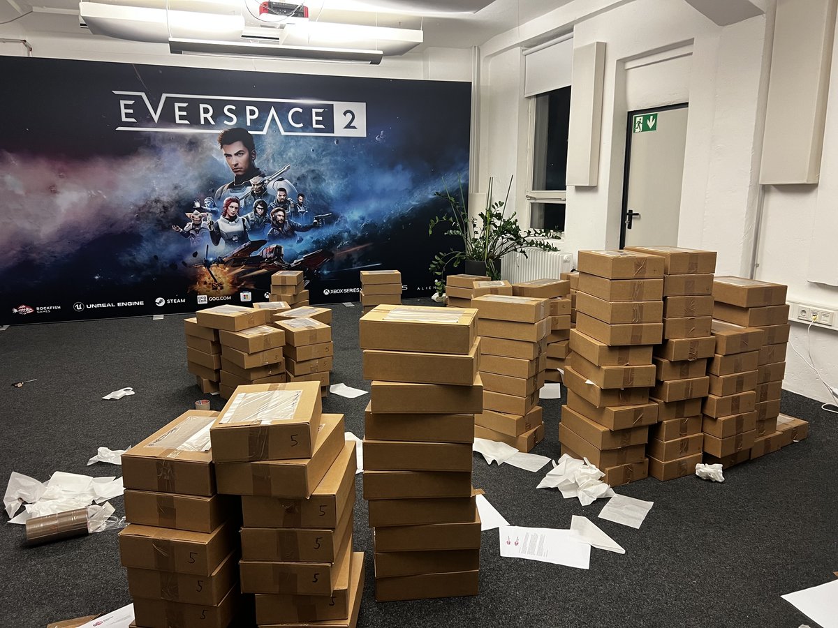 The studio may be a a bit of a mess, but with good reason! The last of the EVERSPACE 2 Kickstarter rewards are now enroute to backers! 🚀 Find out more in our latest update: kickstarter.com/.../roc.../eve… #Kickstarter #indiedev #everspace2