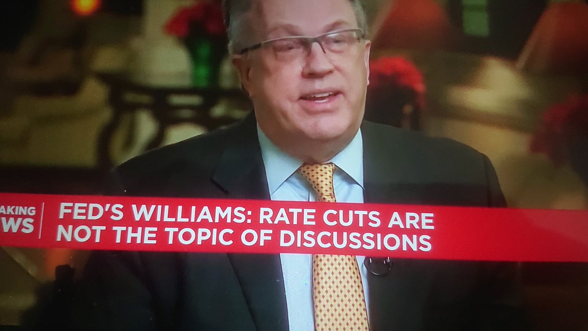 この英語テロップが問題発言。NY連銀総裁はFOMC副議長で常任投票権持ちパウエル議長の補佐役。利下げ議論したと議長は明言。副議長 は否定。FOMC内部亀裂が露呈。市場は「FRBには逆らうな」から「FRBを疑え」に。続く