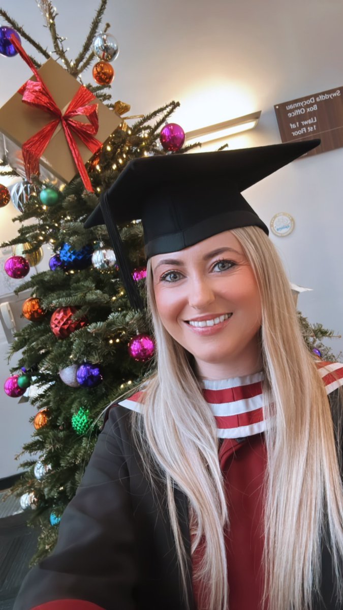 What a day! 🥰🎓🩶 Graduation Class of 2023 MSc 👩🏼‍🎓✨🎉🥂💕

#Swansea #University #MSc #Distinction  #SCPHN #HealthVisiting