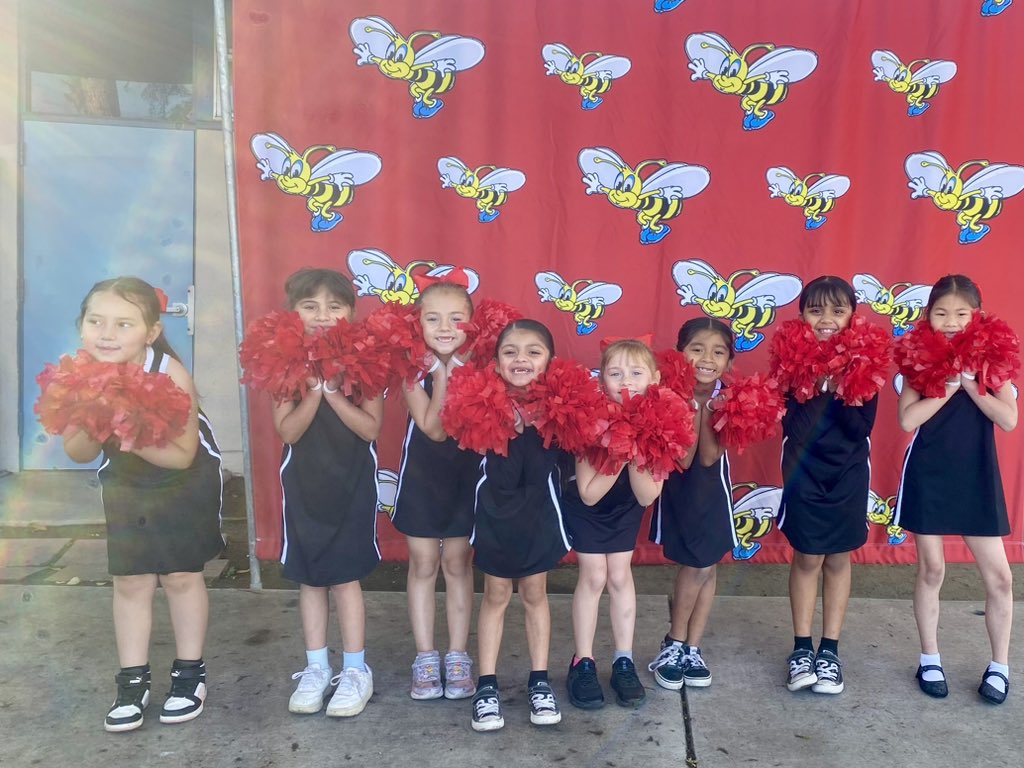 Handy Cheer and Baille Folklorico performed for our school and families. They were fantastic!♥️🖤🐝
