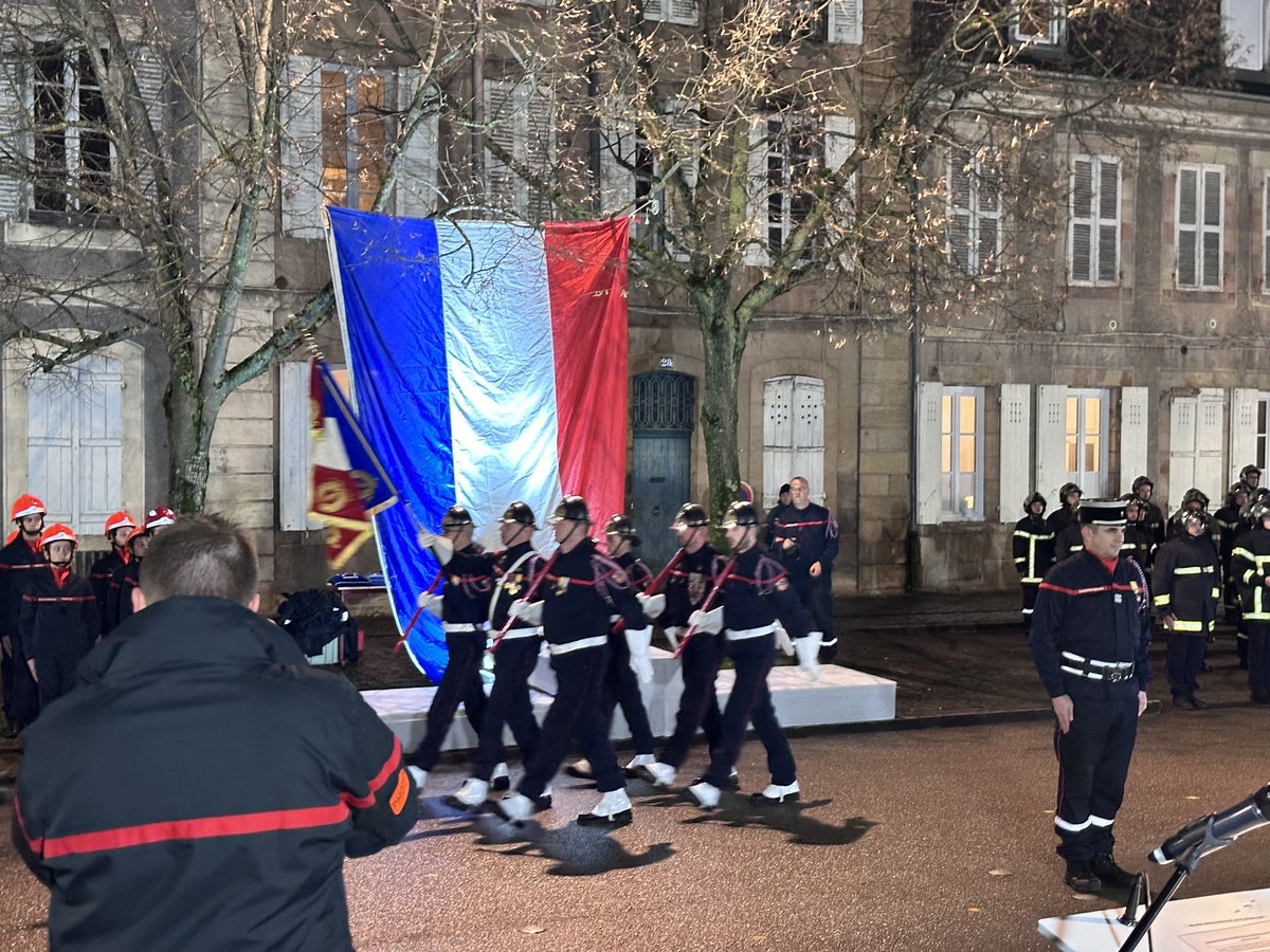 CollegeYzeure03's tweet photo. Cérémonie de la Sainte Barbe départementale pour nos élèves de la classe de Défense et de Sécurité Globale. Moment solennel et émouvant avec le drapeau des CDSG de l’Allier ! @03_dmd @claude_riboulet @Allierdpt @Prefet03 @Pompiers03 @acclermont @BenmiloudKarim @Edef_Clermont https://t.co/SA71ZjDBRI