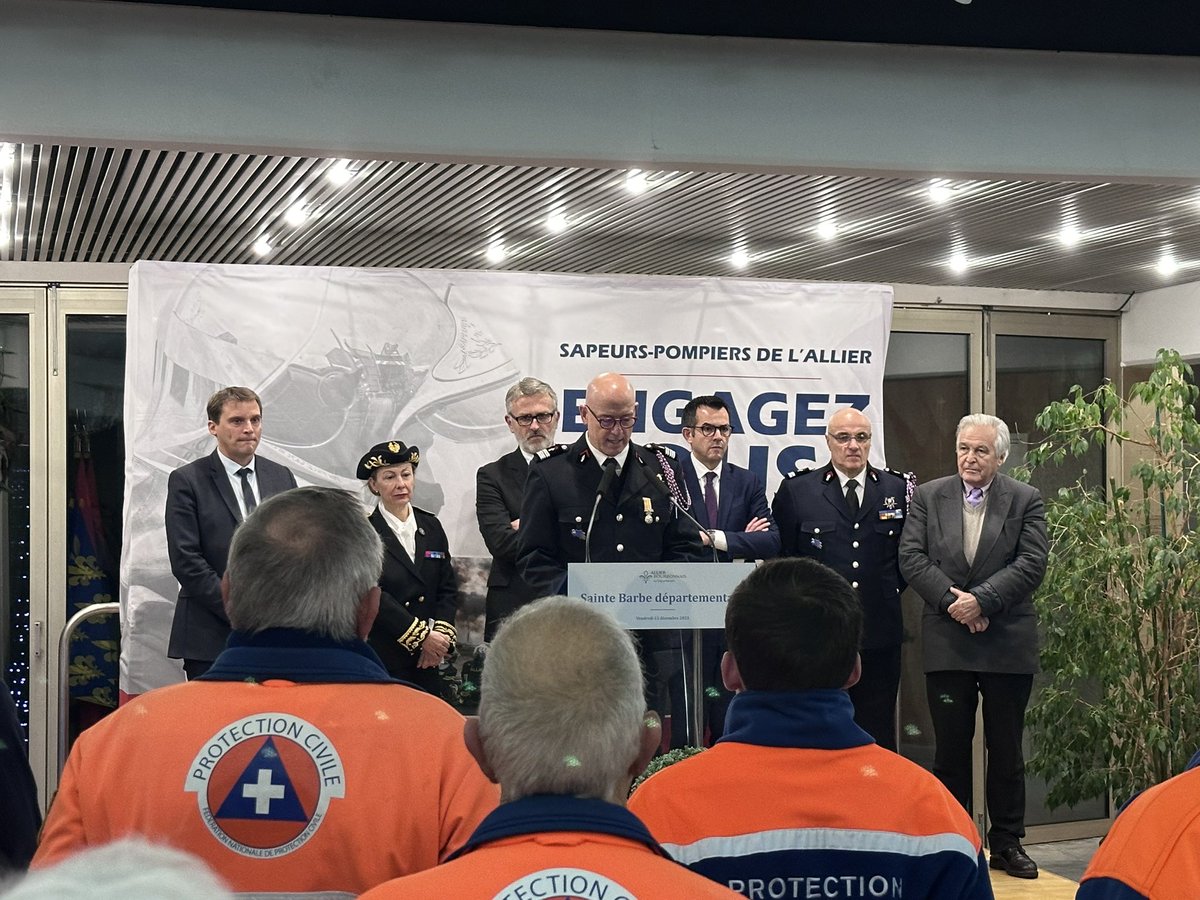 Cérémonie de la Sainte Barbe départementale pour nos élèves de la classe de Défense et de Sécurité Globale. Moment solennel et émouvant avec le drapeau des CDSG de l’Allier ! <a href="/03_dmd/">Délégation Militaire Départementale 03</a> <a href="/claude_riboulet/">Claude RIBOULET</a> <a href="/Allierdpt/">Allier Département</a> <a href="/Prefet03/">Préfet de l'Allier</a> <a href="/Pompiers03/">POMPIERS 03 - SDIS de l’Allier</a> <a href="/acclermont/">Académie de Clermont-Ferrand</a> <a href="/BenmiloudKarim/">Karim BENMILOUD</a> <a href="/Edef_Clermont/">Délégué académique à l'éducation à la Défense</a>