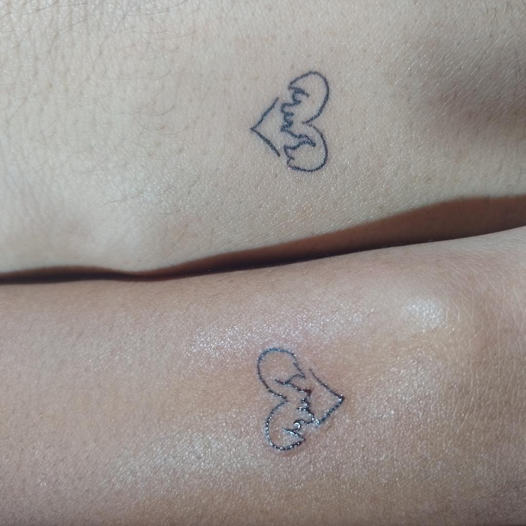 Escritora_Clari's tweet photo. Eu nem amo tanto assim
*A gente fazendo tatuagem boiola junta*
#tatoo #boiola #gay #amor https://t.co/SL2ljFvKlQ