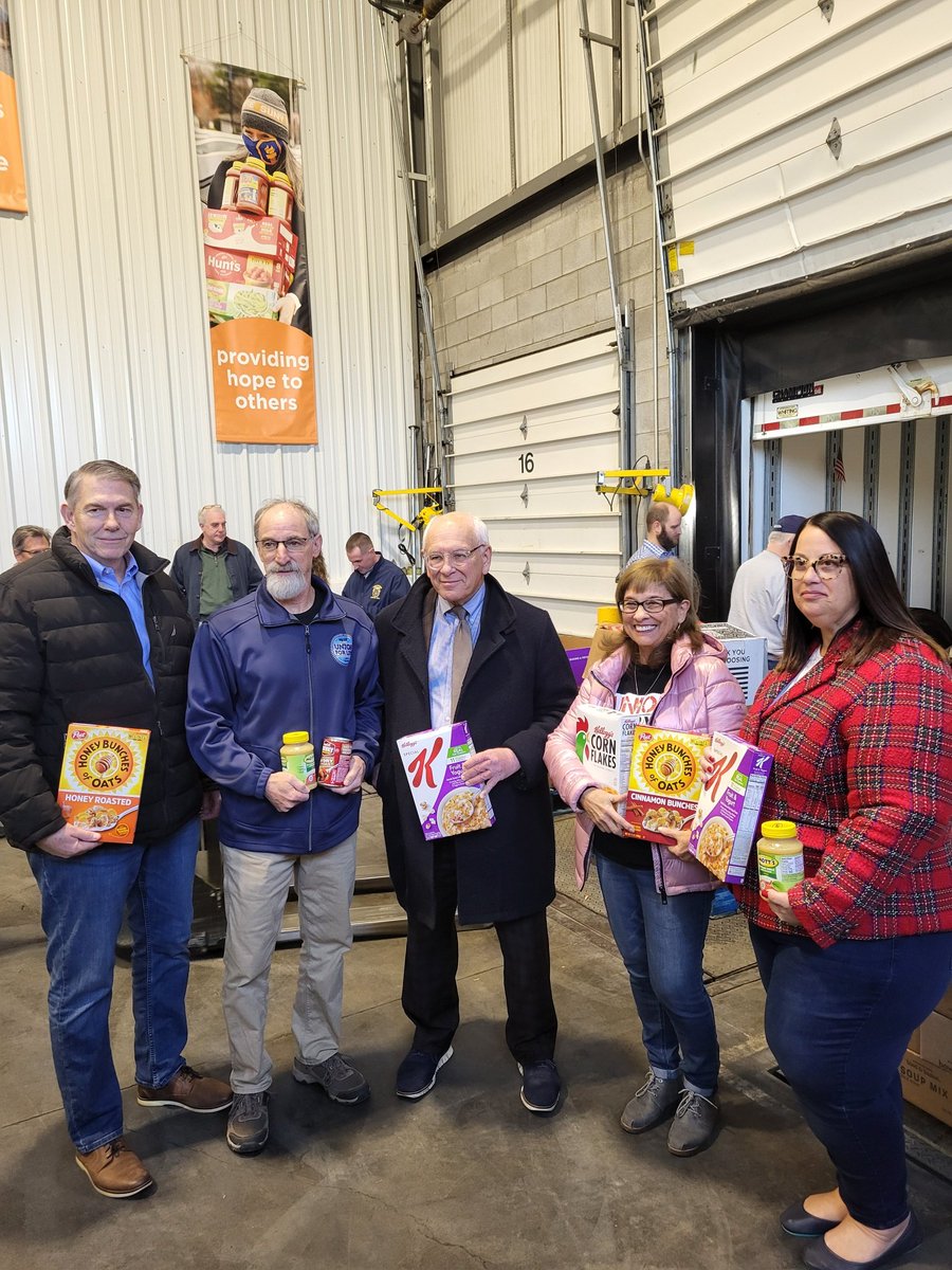 Nysut Locals Represent at the ALF Fill the Truck Event today at the Regional Food Bank. We love our Communities! Hunger hurts us all! Stop Poverty@MelindaJPerson @AndyPallotta @mspetter @markemanatian @teach126 @LauraFranz12