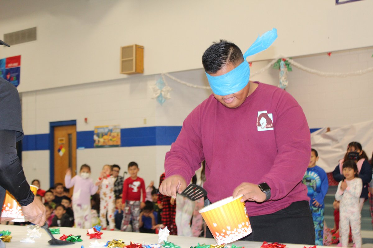 Scoop as many gift bows in a bucket in this one-minute challenge.