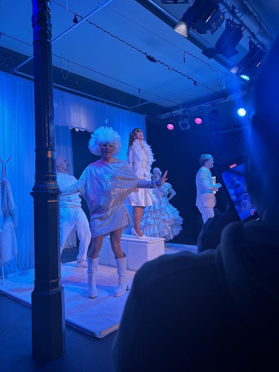 Buen rollo de gente con pasión por la comedia #ultimaplanta <a href="/teatrolara/">Teatro Lara</a>