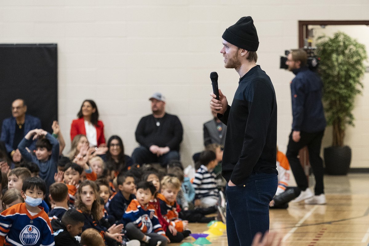 EPSBNews's tweet photo. Oilers superstar @cmcdavid97 took thoughtful questions from students at Nellie Carlson School today. Five #EPSB schools raised nearly $44K for @BenStelterFund, with Nellie Carlson students raising $15K and winning the draw for a visit with @EdmontonOilers McDavid. #yeg 👏 https://t.co/dXLCElSHb7