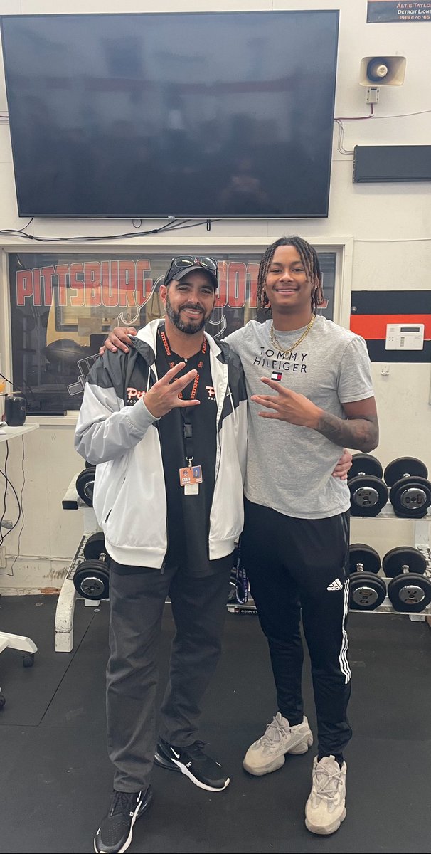 Pirate Legend Rashid Williams at the Complex! Good luck in the Sugar Bowl Shid! <a href="/Rashidakello6/">Rashid Williams</a> <a href="/UW_Football/">Washington Football</a> #CollegePirate #GoHuskies #HoistTheColors🏴‍☠️ #WhosNext #PITT