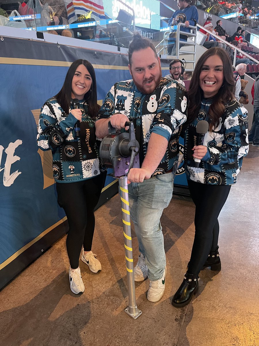 1 bear, 2 honeybees 🐻 🐝 🐝 🍯 

Let’s go monsters!!! <a href="/monstershockey/">Cleveland Monsters</a> #fearthedepths #blackandbluehockey